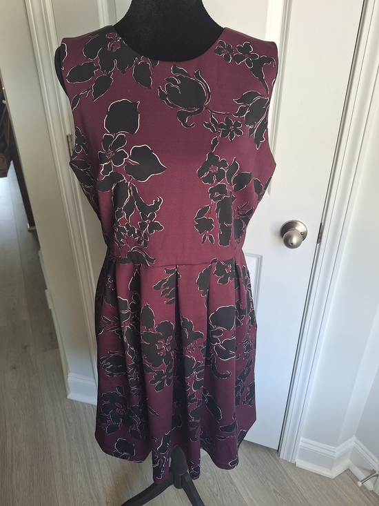 dressbarn Dresses & Skirts - dressbarn Sleeveless Floral Fit-and-Flare Dress in Wine and Black